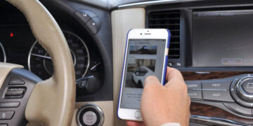 المرور يحذر: لا تنشغل بغير الطريق أثناء قيادة المركبة