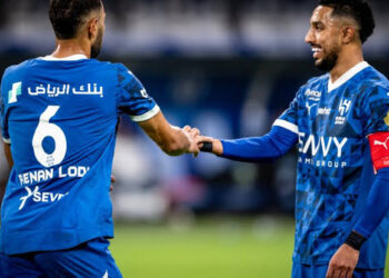 سالم الدوسري يُنافس ديابي على صدارة قائمة مميزة