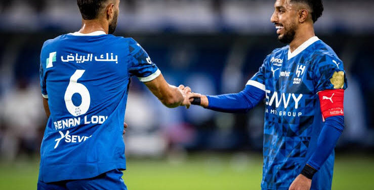 سالم الدوسري يُنافس ديابي على صدارة قائمة مميزة