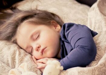 خطوات مهمة تساعد على النوم الهاديء.. استشاري يوضح