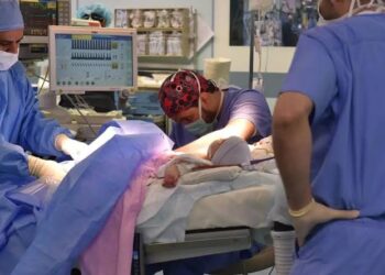 حكاية إنسانية وعطاء لا ينتهي.. السعودية تتصدر العالم في عمليات فصل التوائم الملتصقة