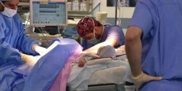 حكاية إنسانية وعطاء لا ينتهي.. السعودية تتصدر العالم في عمليات فصل التوائم الملتصقة