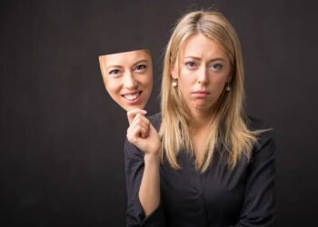 مختص: “الاكتئاب المبتسم”.. مظهر السعادة يخفي معاناة قد تؤدي إلى نهاية مأساوية