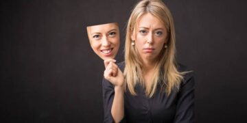 مختص: “الاكتئاب المبتسم”.. مظهر السعادة يخفي معاناة قد تؤدي إلى نهاية مأساوية