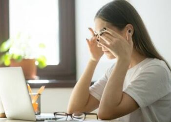 5 نصائح لتجنب إرهاق العين من الجلوس الطويل أمام الشاشة