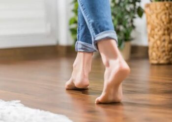 أخصائي يحذر: المشي حافيًا على السيراميك يسبب مشاكل صحية منها آلام القدم والتهابات الأوتار