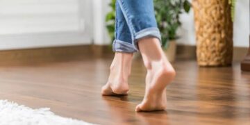 أخصائي يحذر: المشي حافيًا على السيراميك يسبب مشاكل صحية منها آلام القدم والتهابات الأوتار