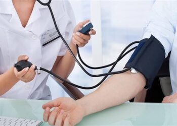 هل يحتاج مرضى ضغط الدم إلى زيادة جرعة العلاج في الشتاء؟.. استشاري يوضح