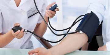 هل يحتاج مرضى ضغط الدم إلى زيادة جرعة العلاج في الشتاء؟.. استشاري يوضح