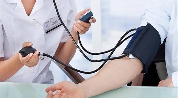 هل يحتاج مرضى ضغط الدم إلى زيادة جرعة العلاج في الشتاء؟.. استشاري يوضح