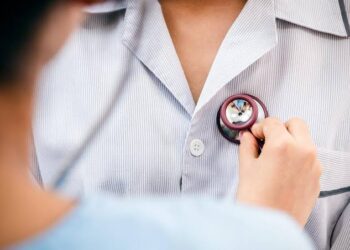 استشاري: انخفاض درجات الحرارة يزيد من خطر الإصابة بأمراض القلب