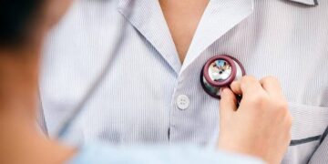 استشاري: انخفاض درجات الحرارة يزيد من خطر الإصابة بأمراض القلب