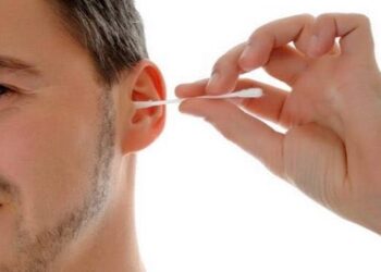 استشاري: ضعف السمع لدى كبار السن يُعد طبيعيًا وليس مرضًا.. واستخدام “الأعواد القطنية” يضر الأذن