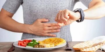 مختص: “الصيام المتقطع يعلمك احترام فترة الطعام.. وجهازك الهضمي ليس وكالة بدون بواب”