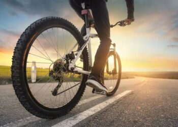 6 إرشادات لقيادة الدراجة الهوائية على الطرق بسلامة