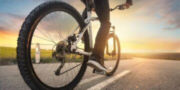6 إرشادات لقيادة الدراجة الهوائية على الطرق بسلامة