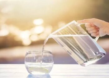 مختص: المعدل الطبيعي لشرب الماء 8 أكواب يوميًا لمن سعراته 2000 سعرة حرارية