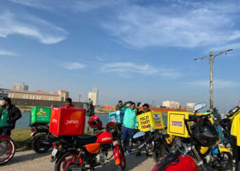 شاهد من الشرقية.. “مسيرة لدراجات تطبيقات التوصيل” توعي بضوابط الذوق العام