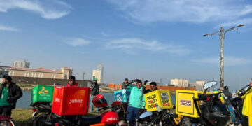 شاهد من الشرقية.. “مسيرة لدراجات تطبيقات التوصيل” توعي بضوابط الذوق العام