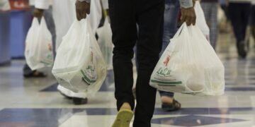 أخصائي: أغلب الأكياس البلاستيكية المخصصة لأغراض البقالة والسوبر ماركت غير مخصصة لملامسة الغذاء