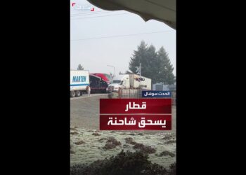 قطار يدهس شاحنة معطلة على خط السكك الحديدية بواشنطن (فيديو)