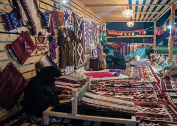 السدو.. فن سعودي أصيل يعكس الموروث الثقافي، يتقنه الحرفيون والأسر المنتجة بإبداعات متجددة.