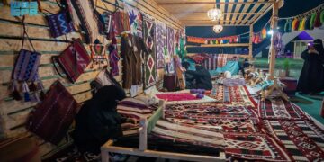 السدو.. فن سعودي أصيل يعكس الموروث الثقافي، يتقنه الحرفيون والأسر المنتجة بإبداعات متجددة.