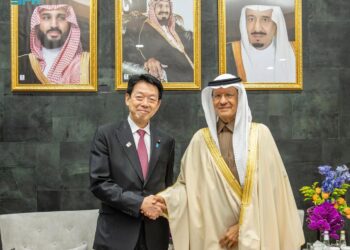 سمو وزير الطاقة يستعرض أوجه التعاون في مجال الطاقة مع وزير الاقتصاد والتجارة والصناعة الياباني