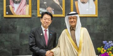 سمو وزير الطاقة يستعرض أوجه التعاون في مجال الطاقة مع وزير الاقتصاد والتجارة والصناعة الياباني