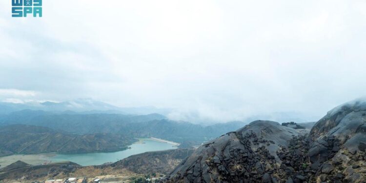 الأمطار تنعش تهامة الباحة وتستقبل زوّار الشتاء بدفئها الرطب