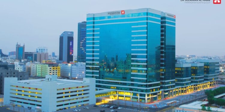 مستشفى سليمان الحبيب بالخبر ينقذ سبعينية من مضاعفات خطيرة لجراحة سمنة سابقة