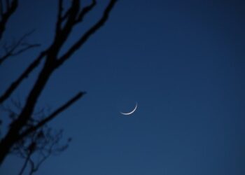 في مشهد فلكي مميز.. هلال شعبان يزين سماء الوطن العربي قرب كوكبي زحل والزهرة