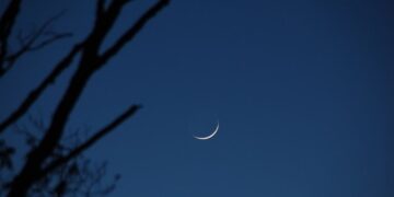 في مشهد فلكي مميز.. هلال شعبان يزين سماء الوطن العربي قرب كوكبي زحل والزهرة