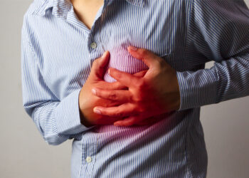 استشاري يحذر: الأكل الثقيل قبل النوم يسبب الخفقان وألم الصدر