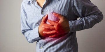 استشاري يحذر: الأكل الثقيل قبل النوم يسبب الخفقان وألم الصدر