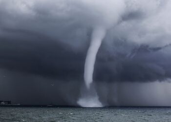 بعد أن شهدتها رابغ.. ما هي الشاهقة المائية ومدى خطورتها (فيديو)