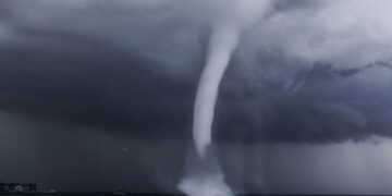 بعد أن شهدتها رابغ.. ما هي الشاهقة المائية ومدى خطورتها (فيديو)