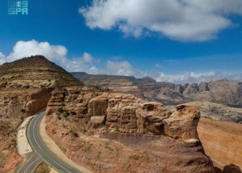 جبال القهر بجازان.. لوحة طبيعية تستهوي الزائرين على مدار العام