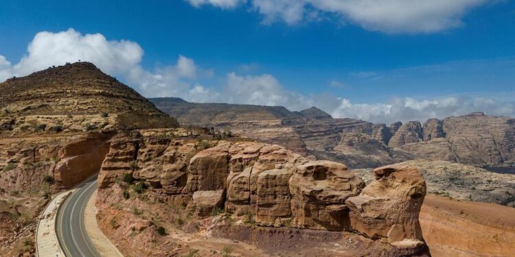 جبال القهر بجازان.. لوحة طبيعية تستهوي الزائرين على مدار العام
