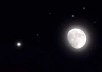 مشاهد رائعة: القمر يقترن بكوكب زحل في سماء الليل