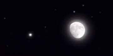 مشاهد رائعة: القمر يقترن بكوكب زحل في سماء الليل