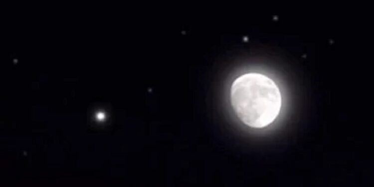 مشاهد رائعة: القمر يقترن بكوكب زحل في سماء الليل