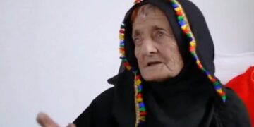 ‏بعد سنوات من الوفاء لابنها.. الموت يغيب أيقونة الحكمة العسيرية المعمرة “شريفة عسيري”