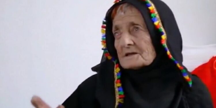 ‏بعد سنوات من الوفاء لابنها.. الموت يغيب أيقونة الحكمة العسيرية المعمرة “شريفة عسيري”