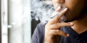 مختص: التدخين يحتوي على 64 مادة مسرطنة.. وهو من مسببات السرطان بشكل عام