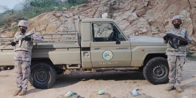 حرس الحدود بجازان يضبط 8 مخالفين لنظام أمن الحدود بحوزتهم 99 كجم من القات المخدر