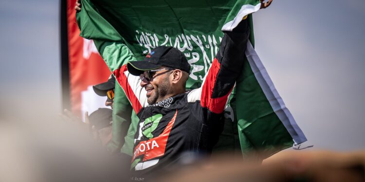 وزير الرياضة يهنئ يزيد الراجحي بفوزه التاريخي بلقب رالي داكار 2025