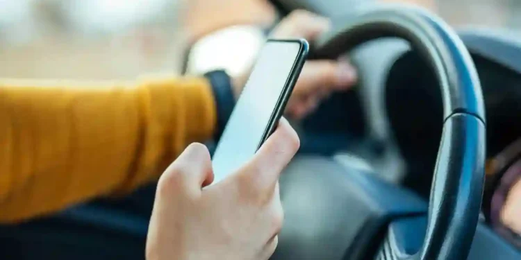 المرور.. استخدام الهاتف أثناء القيادة مخالفة تصل غرامتها إلى 900 ريال
