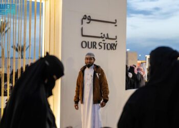 وافدون من دول مختلفة يتعرفون على تأسيس المملكة في “ذاكرة الأرض” بتبوك