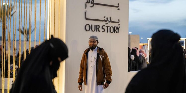 وافدون من دول مختلفة يتعرفون على تأسيس المملكة في “ذاكرة الأرض” بتبوك